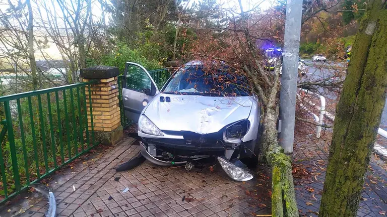 La Policía Municipal de Pamplona atiende un accidente de tráfico en la Cuesta de Beloso. POLICÍA MUNICIPAL DE PAMPLONA