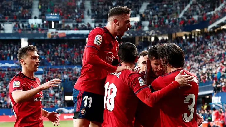 Osasuna y el F.C. Barcelona se enfrentan en el partido de la decimoséptima jornada de La Liga en el estadio de El Sadar. EFE