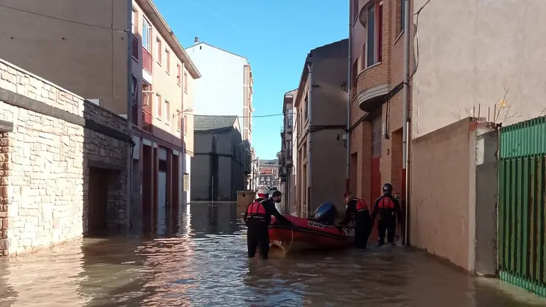 Voluntarios de Cruz roja se preparan para un rescate en la localidad de San Adrián. CEDIDA