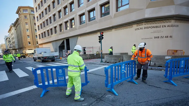 Cierre al tráfico de la calle Cortes de Navarra de Pamplona para realizar tareas de asfaltado y acondicionamiento de la vía. IÑIGO ALZUGARAY
