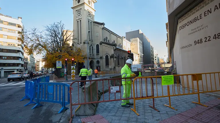 Cierre al tráfico de la calle Cortes de Navarra de Pamplona para realizar tareas de asfaltado y acondicionamiento de la vía. IÑIGO ALZUGARAY