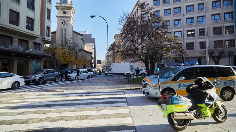 Comienzan los problemas de tráfico debido al cierre de la calle Cortes de Navarra de Pamplona para realizar tareas de asfaltado y acondicionamiento de la vía. IÑIGO ALZUGARAY