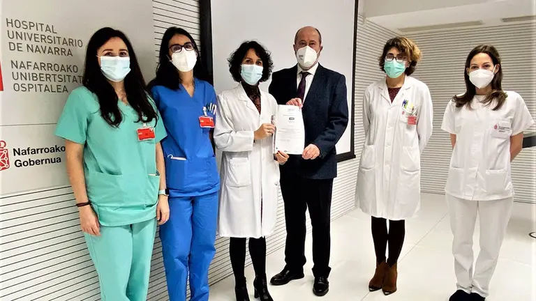El equipo de Nutrición Clínica del HUN con el delegado de AENOR Navarra. GOBIERNO DE NAVARRA