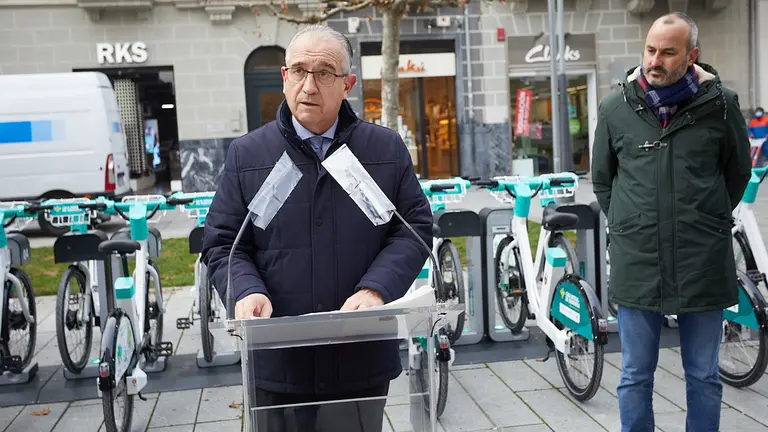 Presentación del nuevo servicio público de alquiler de bicicletas eléctricas , con el alcalde de Pamplona, Enrique Maya, y otros responsables del servicio. IÑIGO ALZUGARAY