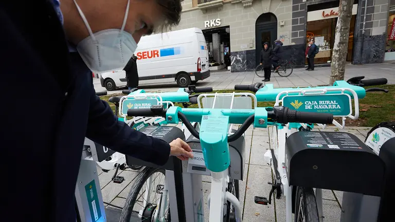 Presentación del nuevo servicio público de alquiler de bicicletas eléctricas , con el alcalde de Pamplona, Enrique Maya, y otros responsables del servicio. IÑIGO ALZUGARAY