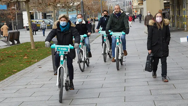 Presentación del nuevo servicio público de alquiler de bicicletas eléctricas , con el alcalde de Pamplona, Enrique Maya, y otros responsables del servicio. IÑIGO ALZUGARAY