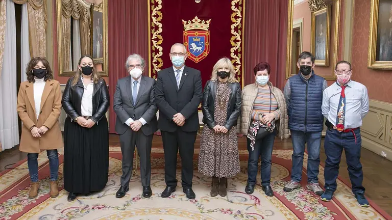 El alcalde de Pamplona, Enrique Maya, tras la firma de un convenio de colaboración con la asociación ANFAS.