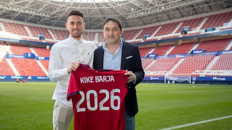 Kike Barja y Braulio Vázquez posan durante el acto de la renovación del canterano OSASUNA
