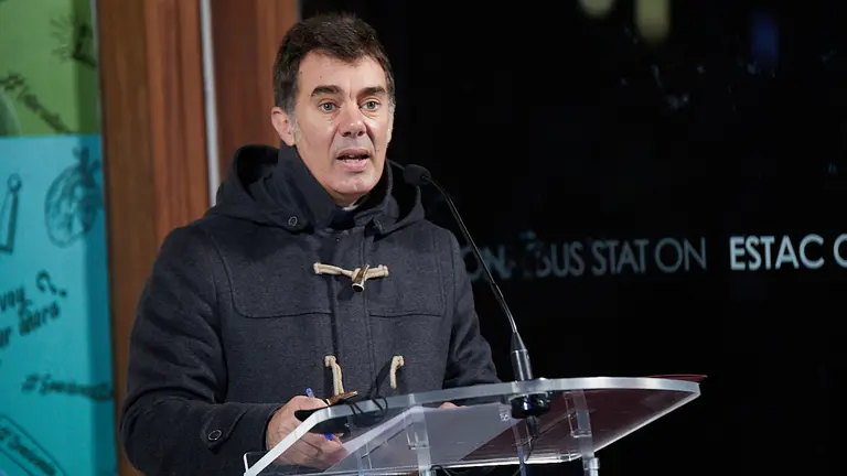 El consejero de Políticas Migratorias y Justicia, Eduardo Santos, presenta la campaña de sensibilización “Emociones sin fronteras / Mugarik gabeko emozioak” y los soportes publicitarios exteriores colocados en la estación de autobuses de Pamplona. IÑIGO ALZUGARAY