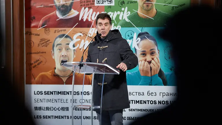 El consejero de Políticas Migratorias y Justicia, Eduardo Santos, presenta la campaña de sensibilización “Emociones sin fronteras / Mugarik gabeko emozioak” y los soportes publicitarios exteriores colocados en la estación de autobuses de Pamplona. IÑIGO ALZUGARAY