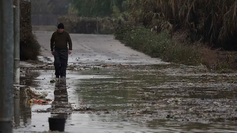 Un hombre camina por una de las carreteras afectadas por la crecida del río Ebro, a 14 de diciembre de 2021, en Buñuel. Eduardo Sanz / Europa Press