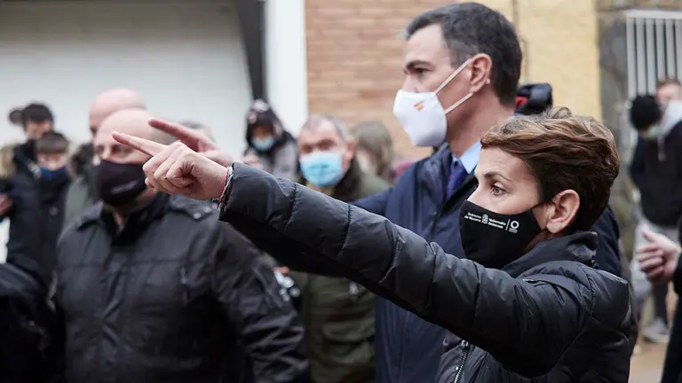La presidenta del Gobierno de Navarra, María Chivite y el presidente del Gobierno, Pedro Sánchez, durante su visita a las zonas afectadas por la crecida del río Ebro, a 14 de diciembre de 2021, en Buñuel. Eduardo Sanz / Europa Press