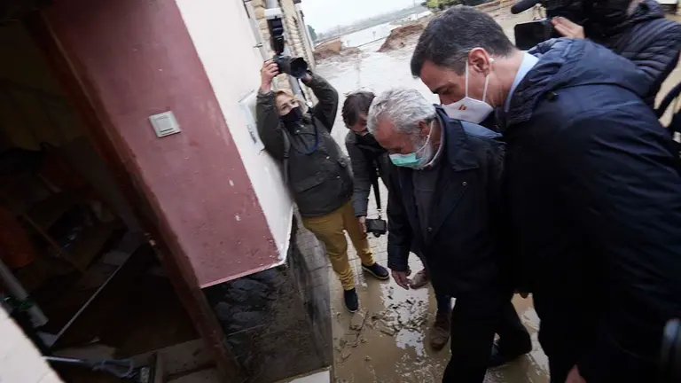 El presidente del Gobierno, Pedro Sánchez, visita las viviendas de los afectados por las riadas, durante su visita a las zonas afectadas por la crecida del río Ebro, a 14 de diciembre de 2021, en Buñuel. Eduardo Sanz / Europa Press