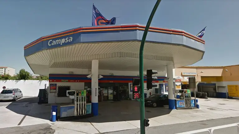 Antigua gasolinera ubicada en la avenida de Zaragoza, en Pamplona. ARCHIVO