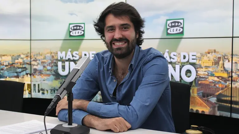 El periodista pamplonés, Daniel Remírez García-Mina en un estudio radiofónico de Onda Cero. CEDIDA
