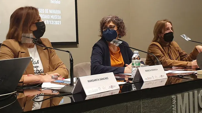 Margarita Sánchez, representante de la Red Past Women, la consejera de Cultura y Deporte, Rebeca Esnaola, y la directora del Servicio de Museo, Susana Irigaray. GOBIERNO DE NAVARRA