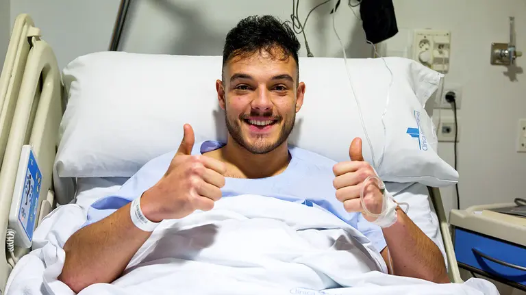 Ander Torriko después de ser operado en Pamplona. Cedida Óscar Aznar.
