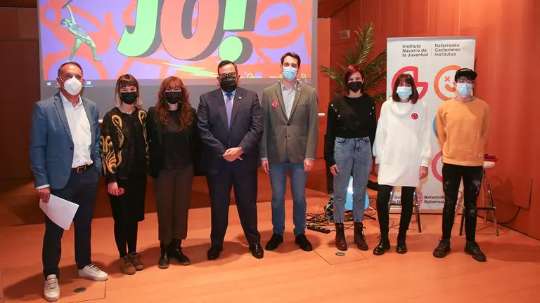 El consejero Remírez y el director de Juventud, Carlos Amatrian, con participantes en la jornada 'Jo!' organizada por el Instituto Navarro de la Juventud. GOBIERNO DE NAVARRA