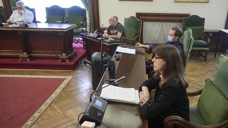 El portavoz municipal de EH Bildu, Joseba Asiron; el concejal de EH Bildu Joxe Abaurrea; el concejal de PSN-PSOE, Xabier Sagardoy; y la portavoz municipal de PSN-PSOE, Maite Esporrín, durante un