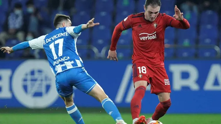 El delantero de Osasuna, Kike García (d), disputa el balón ante el centrocampista del Deportivo, Rafael de Vicente, durante el encuentro correspondiente a la segunda eliminatoria de la Copa del Rey disputado hoy jueves en el estadio de Riazor, en La Coruña. EFE/Cabalar.