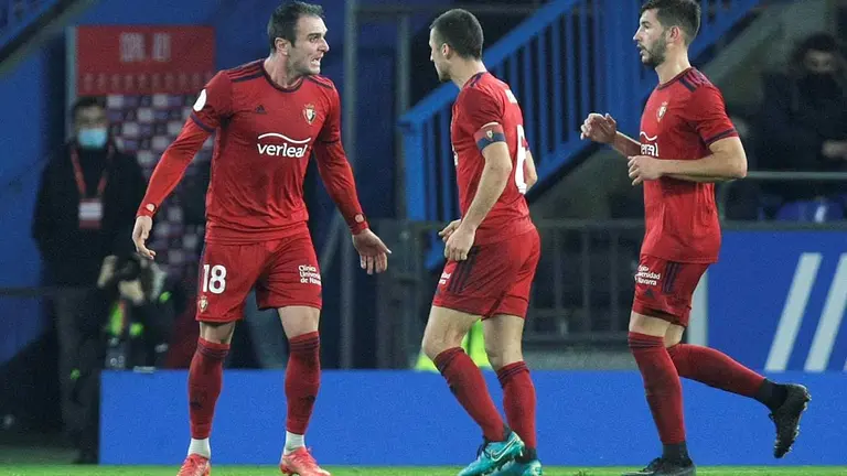El delantero de Osasuna, Kike García (i), celebra con sus compañeros el primer gol del equipo navarro durante el encuentro correspondiente a la segunda eliminatoria de la Copa del Rey que disputan hoy jueves frente al Deportivo en el estadio de Riazor, en La Coruña. EFE/Cabalar.