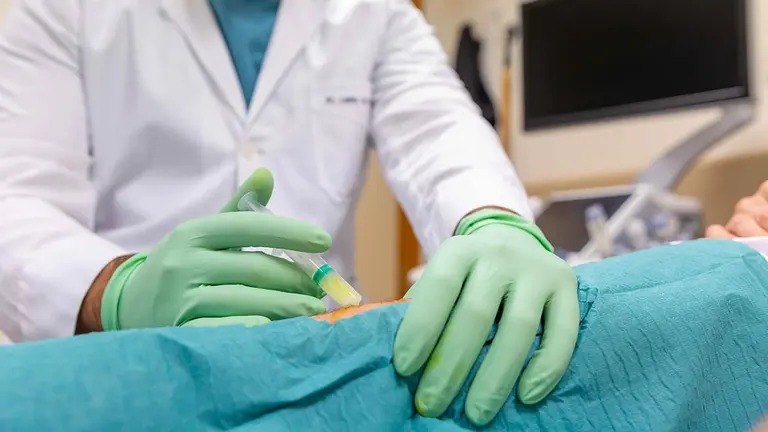 El Dr. Lamo de Espinosa administrando el preparado celular en la rodilla de un paciente con artrosis. CLÍNICA UNIVERSIDAD DE NAVARRA