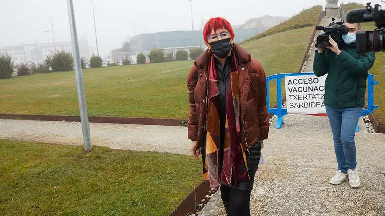 La consejera de Salud, Santos Induráin, atiende a los medios antes de visitar el centro de vacunación del Seminario de Pamplona. IÑIGO ALZUGARAY