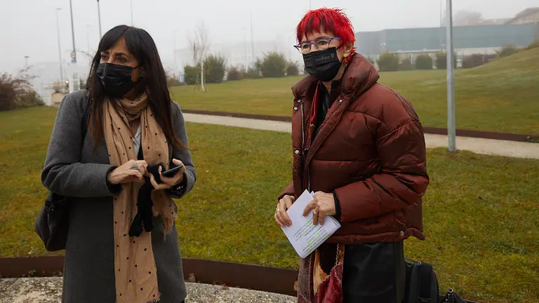 La consejera de Salud, Santos Induráin, atiende a los medios antes de visitar el centro de vacunación del Seminario de Pamplona. IÑIGO ALZUGARAY
