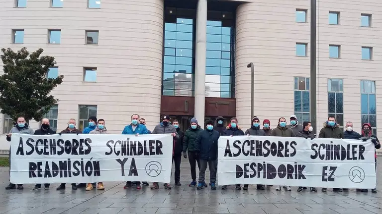 17-12-2021 Imagen de la concentración frente a la Audiencia de Navarra.

Los técnicos de la empresa de ascensores Schlinder está llevando a cabo un paro de 8 horas y han realizado este viernes una concentración frente a la Audiencia Provincial de Navarra para reivindicar la readmisión de dos trabajadores despedidos y para pedir "un cambio en la política de la empresa, que prioriza su beneficio económico a costa de empeorar las condiciones laborales y la seguridad de la plantilla".

SOCIEDAD 
LAB NAVARRA
