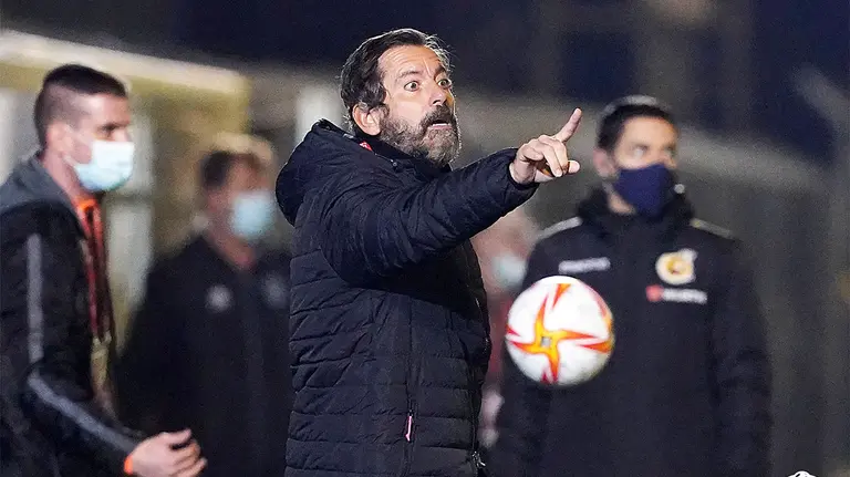 El entrenador Quique Sánchez Flores en el banquillo del .@GetafeCF.