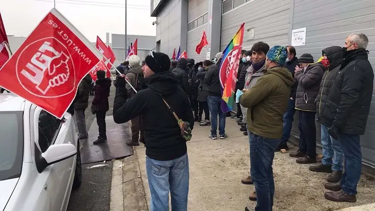 17-12-2021 Los trabajadores de FCC concentrados..

La plantilla de FCC de limpieza viaria de Pamplona está secundando este viernes una huelga convocada por el comité de empresa tras meses negociando un convenio colectivo, "que se encuentra bloqueado por la actitud intransigente de la empresa".

ECONOMIA ESPAÑA EUROPA NAVARRA
UGT
