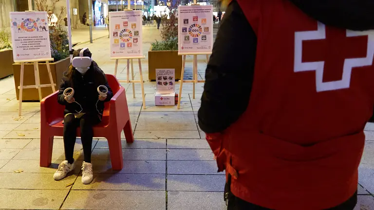 Presentación de la exposición virtual 'El banco de las migraciones - Vivir en un campo de refugiados', organizada por Cruz Roja Navarra en la avenida Carlos III de Pamplona. IÑIGO ALZUGARAY
