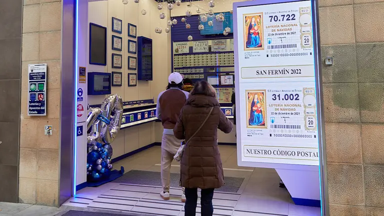 Venta de Lotería de Navidad en la administración número 13 de Pamplona. IÑIGO ALZUGARAY