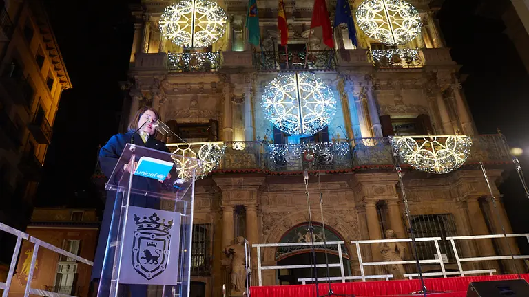 El Comité de Navarra de UNICEF, el año en el que se cumple el 75 aniversario de esta ONG, ha sido el encargado este año de dar inicio a la Navidad pamplonesa con la lectura del tradicional pregón navideño. IÑIGO ALZUGARAY