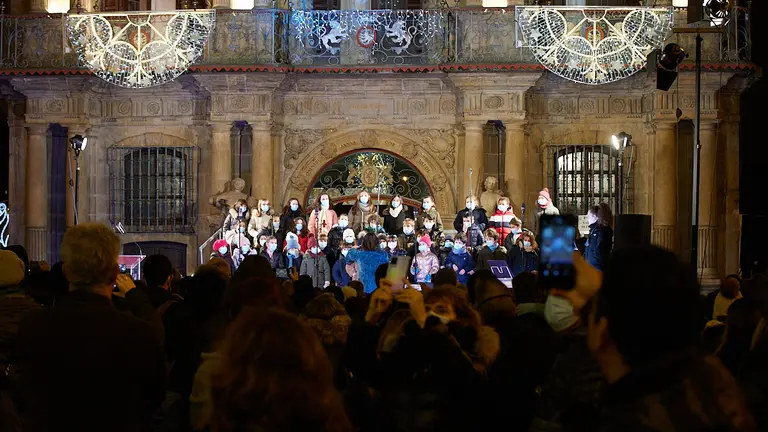 El Comité de Navarra de UNICEF, el año en el que se cumple el 75 aniversario de esta ONG, ha sido el encargado este año de dar inicio a la Navidad pamplonesa con la lectura del tradicional pregón navideño. IÑIGO ALZUGARAY
