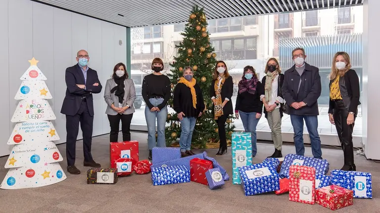 Representantes de CaixaBank y de las entidades sociales que participan en la iniciativa solidaria 'El Árbol de los Sueños'. CAIXABANK