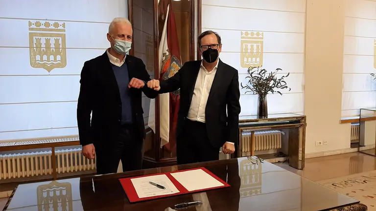El alcalde de Logroño, Pablo Hermoso de Mendoza, y el director de la Escuela Técnica Superior de Arquitectura de la Universidad de Navarra, Carlos Naya, durante la firma del convenio. UNIVERSIDAD DE NAVARRA