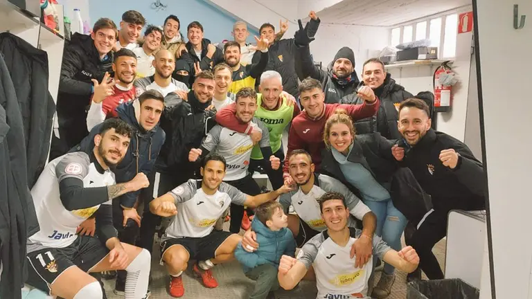 Los jugadores del Tudelano celebran su primera victoria. @cdtudelano.