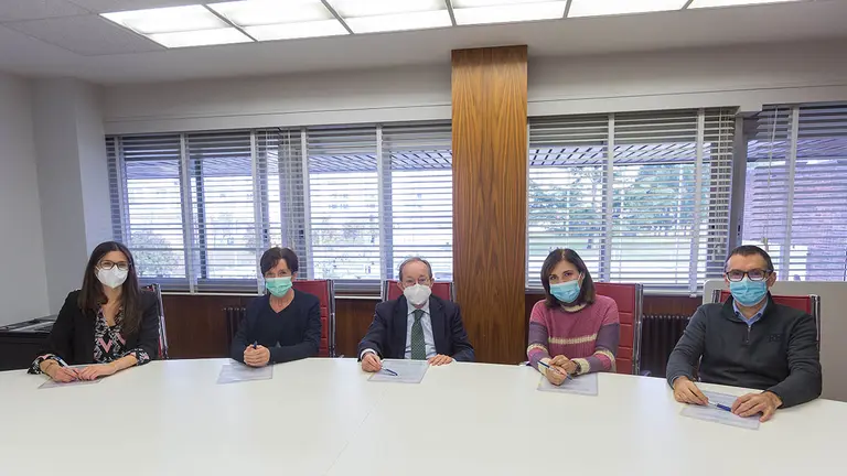 Luis Montuenga, decano de la Facultad (en el centro), junto a los cuatro representantes de los centros escolares de la comunidad foral: Alicia Marín (IES Valle del Ebro), Mª Jesús Gastesi (IES Plaza del Cruz), María José Olloqui (IES Ribera del Arga) y Luis Alberto Andía (IES Barañain). UNIVERSIDAD DE NAVARRA