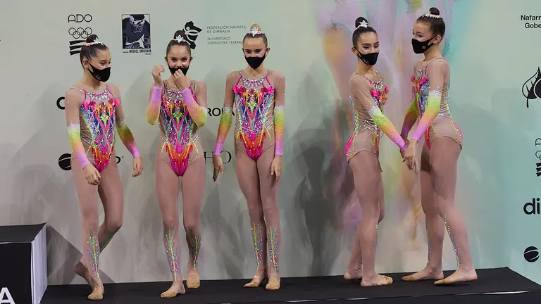El equipo navarro júnior de Alaia ha quedado tercero en la final por aparatos de aros y cintas en el Campeonato de España de Gimnasia Rítmica celebrado en el Navarra Arena de Pamplona. IÑIGO ALZUGARAY