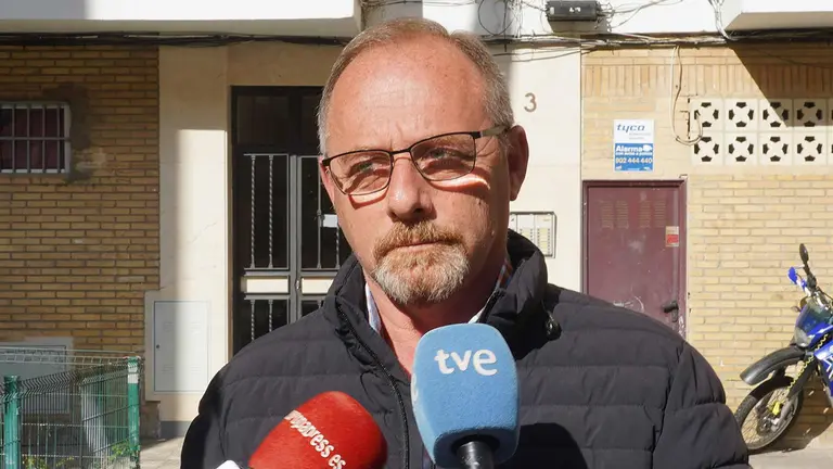 Rueda de prensa del padre de Marta del Castillo, Antonio del Castillo, en la puerta de su domicilio. EUROPA PRESS