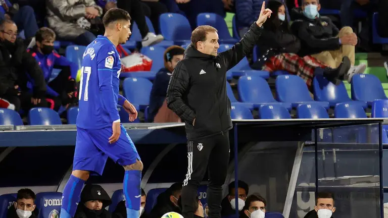 El técnico de Osasuna, Jagoba Arrasate, durante el encuentro correspondiente a la jornada decimoctava de primera división que disputan hoy domingo frente al Getafe en el coliseum Alfonso Pérez de la localidad madrileña. EFE / Mariscal.