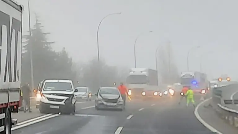 Imagen de la niebla presente en la colisi&oacute;n m&uacute;ltiple de la A15, en Cordovilla. POLIC&Iacute;A FORAL