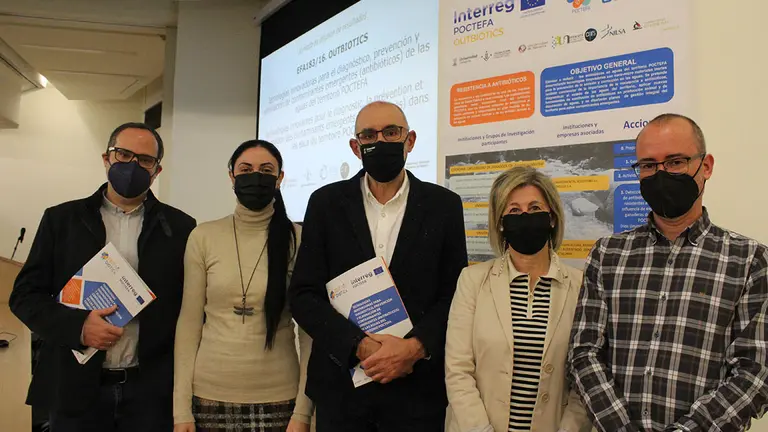 De izqda a dcha, Carlos Rey Castro, de la Universidad de Lleida; Alba Ezquerra, de Laboratorios Enosán; Francisco Laborda, de Universidad de Zaragoza y coordinador del proyecto; Ana Isabel Vitas, de la Universidad de Navarra, y Jairo Gómez, de la empresa Navarra de Infraestructuras Locales (NILSA). UNIVERSIDAD DE NAVARRA