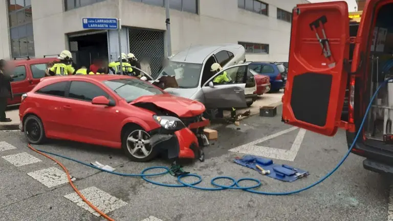 Imagen del choque producido en Ansoáin entre dos vehículos. BOMBEROS DE NAVARRA