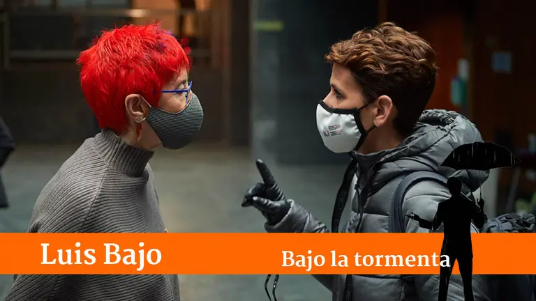 La presidenta del Gobierno de Navarra, María Chivite (i) habla con la consejera de Salud, Santos indurain (d) en el atrio del Parlamento de Navarra. MIGUEL OSÉS