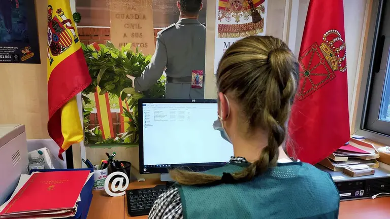 La Guardia Civil recupera 37.000 euros estafados a una empresa con una factura falsa. - GUARDIA CIVIL