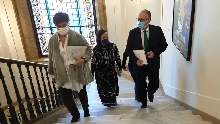el alcalde, Enrique Maya, junto a las tenientes de alcalde, Ana Elizalde y María Echávarri, valora la situación política generada en el Ayuntamiento de Pamplona respecto a la aprobación de los Presupuestos de la ciudad para 2022. IÑIGO ALZUGARAY