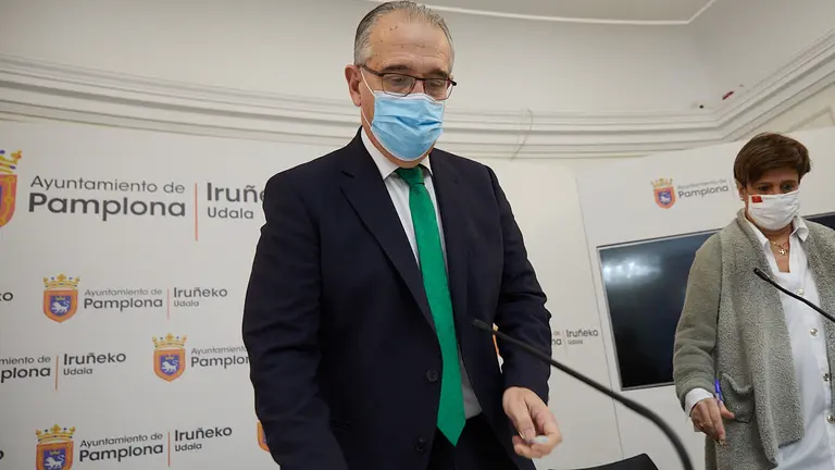 el alcalde, Enrique Maya, junto a las tenientes de alcalde, Ana Elizalde y María Echávarri, valora la situación política generada en el Ayuntamiento de Pamplona respecto a la aprobación de los Presupuestos de la ciudad para 2022. IÑIGO ALZUGARAY