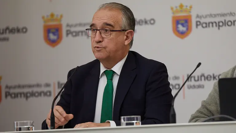 el alcalde, Enrique Maya, junto a las tenientes de alcalde, Ana Elizalde y María Echávarri, valora la situación política generada en el Ayuntamiento de Pamplona respecto a la aprobación de los Presupuestos de la ciudad para 2022. IÑIGO ALZUGARAY